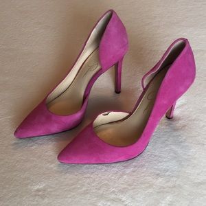 Jessica Simpson D’Orsay pump in fuchsia sued